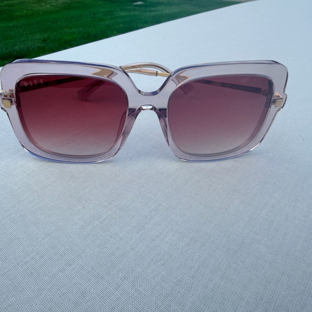 DIFF Women’s Oversized Pink Gradient Square Sunglasses